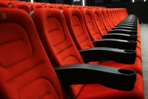 pohodlné sedačky v kine a divadle